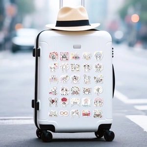 Vue détaillée d'autocollants de couple bonhommes allumettes sur une valise blanche