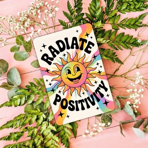 Carte arc-en-ciel rétro avec texte Radiate Positivity sur fond de bois rose