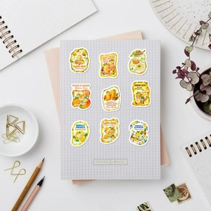 Vista plana de pegatinas de jugos de frutas de verano sobre un cuaderno de cuadrícula