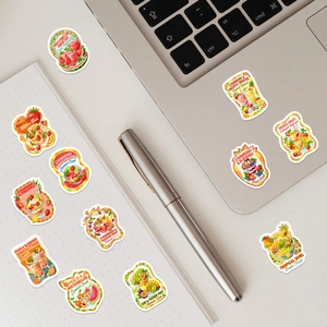 Pegatinas de batidos de frutas tropicales decorando un portátil y papelería
