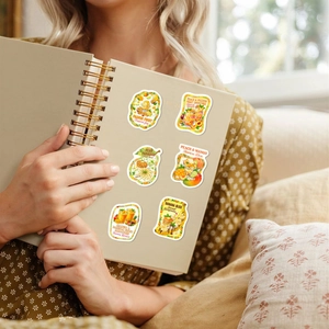 Detalle de pegatinas de frutas tropicales dibujadas a mano en un cuaderno de notas