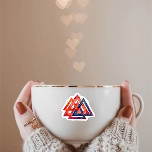 Valknut-Nebel-Aufkleber mit buntem abstraktem Muster auf einer weißen Tasse