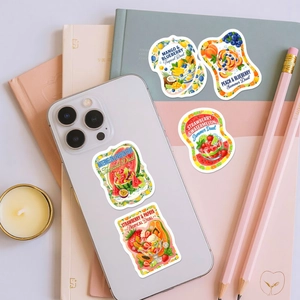 Detalle de pegatinas de bebidas de frutas de verano en cuaderno y funda de iPhone