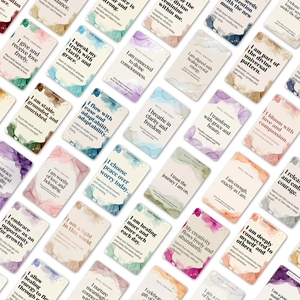 Vue à plat de cartes d'affirmation à l'aquarelle avec citations inspirantes et mantras