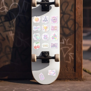 Y2K Retro-Pixel-Art-Aufkleber mit Gaming-Icons auf einem weißen Skateboard