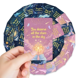 Nahaufnahme von Sternenhimmel-Motivationskarten mit lila Galaxie-Thema und Goldzitaten