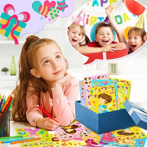 Detalle de pegatinas de princesas de cuentos en una caja de regalo azul con textura