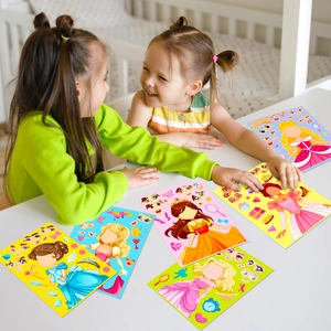 Niños jugando con pegatinas de princesas de cuentos en una mesa blanca brillante