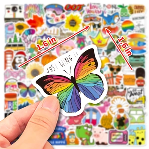 Gros plan d'un autocollant papillon arc-en-ciel de 1,6 pouce avec texte et motifs de dessin