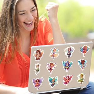 Adesivi fatati impermeabili con ali che decorano il retro di un laptop d'argento