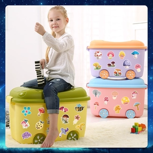 Coffre à jouets à roulettes pour enfants avec stickers champignons dans un salon doux