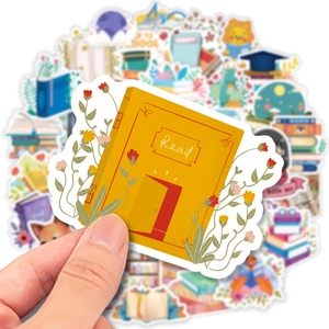 Dettaglio di un adesivo libro giallo con testo Read e fiori per diari fai-da-te