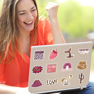 Adesivi decorativi leopardati rosa su laptop per un look elegante e alla moda