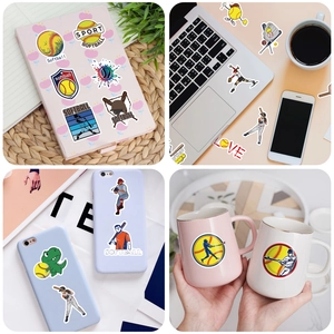 Détails d'autocollants softball étanches sur un ordinateur portable, un étui et un mug