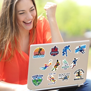 Adesivi per calcio impermeabili su laptop con design sportivi dinamici e frasi