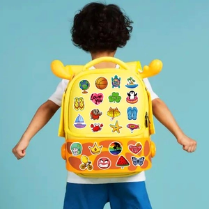 Autocollants en vinyle imperméables sur un sac à dos jaune avec divers motifs de dessins animés