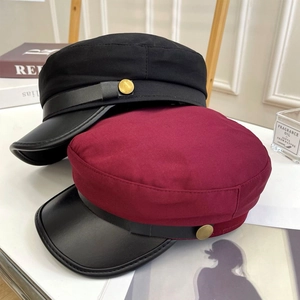 Detailansicht von Retro-Schirmmützen in Schwarz und Burgund mit PU-Leder-Schirm