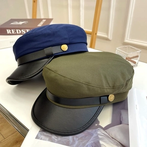 Marineblaue und olivgrüne Schirmmützen im flachen Marine-Stil mit schwarzen Lederschirmen