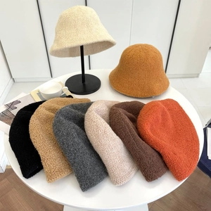 Cappelli a secchiello in lana d'agnello da donna in vari colori caldi autunnali