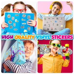 Collage d'enfants utilisant des stickers vinyles positifs sur ordinateurs et cadeaux