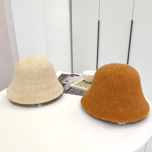 Cappelli a secchiello in morbida finta lana di agnello beige e giallo senape