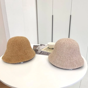 Due cappelli a secchiello in lana d'agnello nei colori caramello e beige per l'inverno