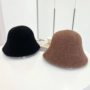 Cappelli a secchiello in lana d'agnello peluche per l'inverno in nero e marrone per calore