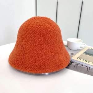 Dettaglio del cappello pescatore in lana di agnello arancione morbido e caldo
