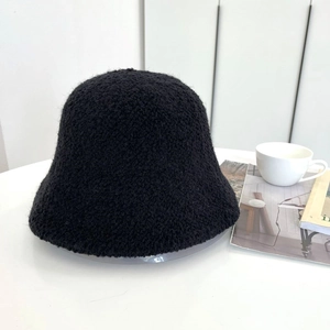 Dettaglio cappello pescatore nero in lana di agnello spessa con texture morbida invernale