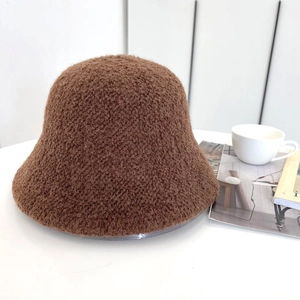 Dettaglio del cappello alla pescatora marrone scuro in morbido peluche con texture calda