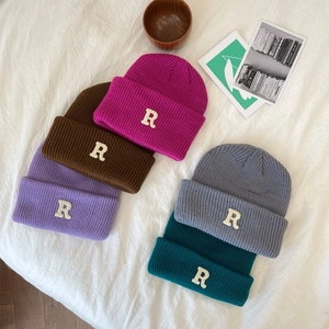 Winter gebreide mutsen met R-letter borduursel in verschillende stijlvolle kleuren