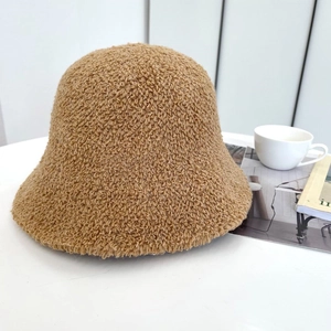 Dettaglio cappello pescatore in pile color caramello con morbida trama in lana d'agnello