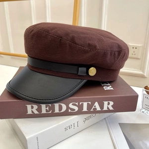 Detailansicht der Retro-Militärmütze mit braunem Stoff, schwarzem Lederschirm und Goldschnalle