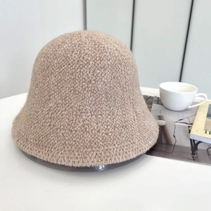 Dettaglio della trama del cappello a secchiello beige in maglia di lana sintetica