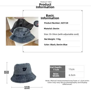 Dettagli tecnici del cappello pescatore in denim nero e blu con ricamo della lettera D