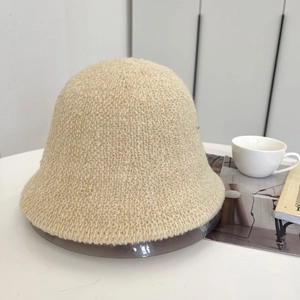 Dettaglio della trama di un cappello da pescatore color crema in morbido peluche