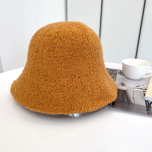 Dettaglio della spessa lana d'agnello e del caldo tessuto di un cappello da pescatore