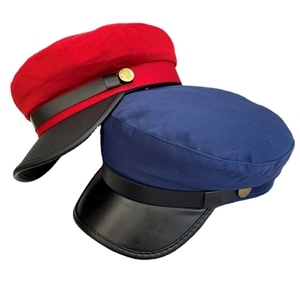 Rote und dunkelblaue Schirmmützen mit Lederkrempe und goldenen Knöpfen für Damen