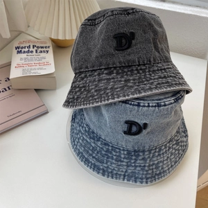 Cappello pescatore in denim lavato con ricamo D in grigio scuro e blu chiaro