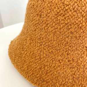 Vista dettagliata della texture in lana d'agnello giallo zenzero del cappello