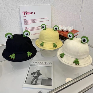 Détails de trois chapeaux bobs grenouille mignons en noir jaune et blanc