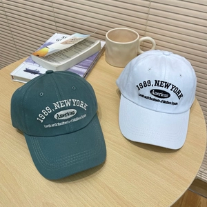 Detailed embroidery of 1989 New York letters on cotton vintage baseball caps in two colors
