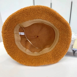 Dettaglio del cappello a secchiello giallo zenzero con fodera interna e coulisse regolabile