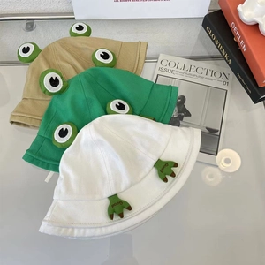 Gros plan de bobs grenouille mignons avec yeux 3D et broderie Good détaillée