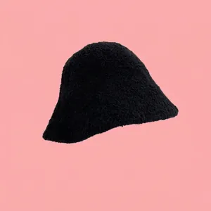 Dettaglio della trama del cappello alla pescatora nero in morbida pelliccia sintetica