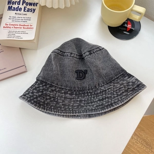 Vista dall'alto di un cappello da pescatore in denim grigio lavato con ricamo nero D