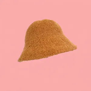 Dettaglio della trama in pile marrone di un caldo cappello alla pescatora da donna