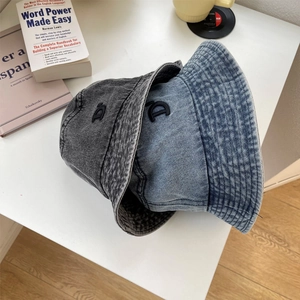 Cappello alla pescatora in denim alla moda con ricamo lettera D grigio e blu chiaro