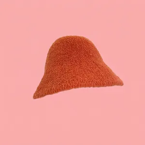 Dettaglio del cappello a secchiello arancione in lana d'agnello con consistenza soffice