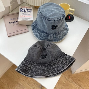 Cappelli alla pescatora in denim azzurro e grigio antracite con ricamo D e bordi sfilacciati